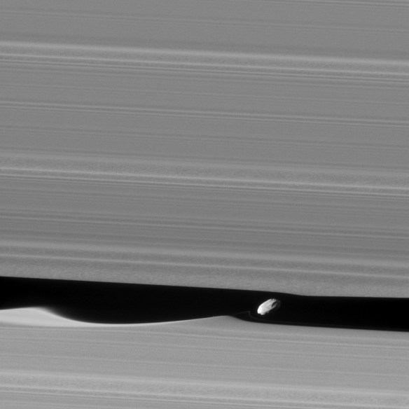 Daphnis making waves - Cassini spacecraft Jan. 16, 2017 - JPL/NASA